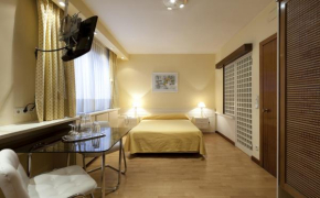 Отель Apartamentos Centro Colón  Мадрид